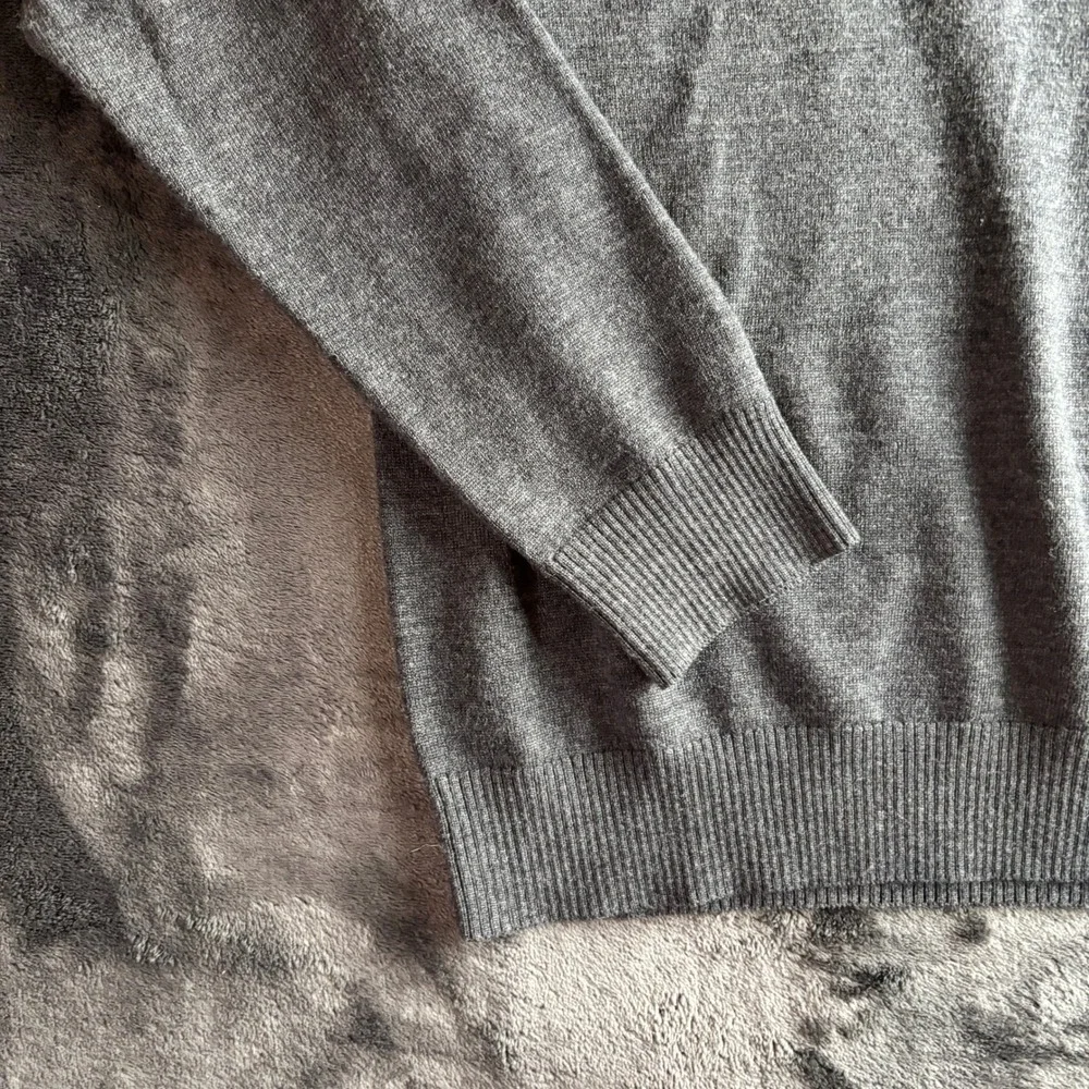 Banana Republic Mens Gray Extra Fine Merino Wool V-Neck Sweater‎ Large RN54023